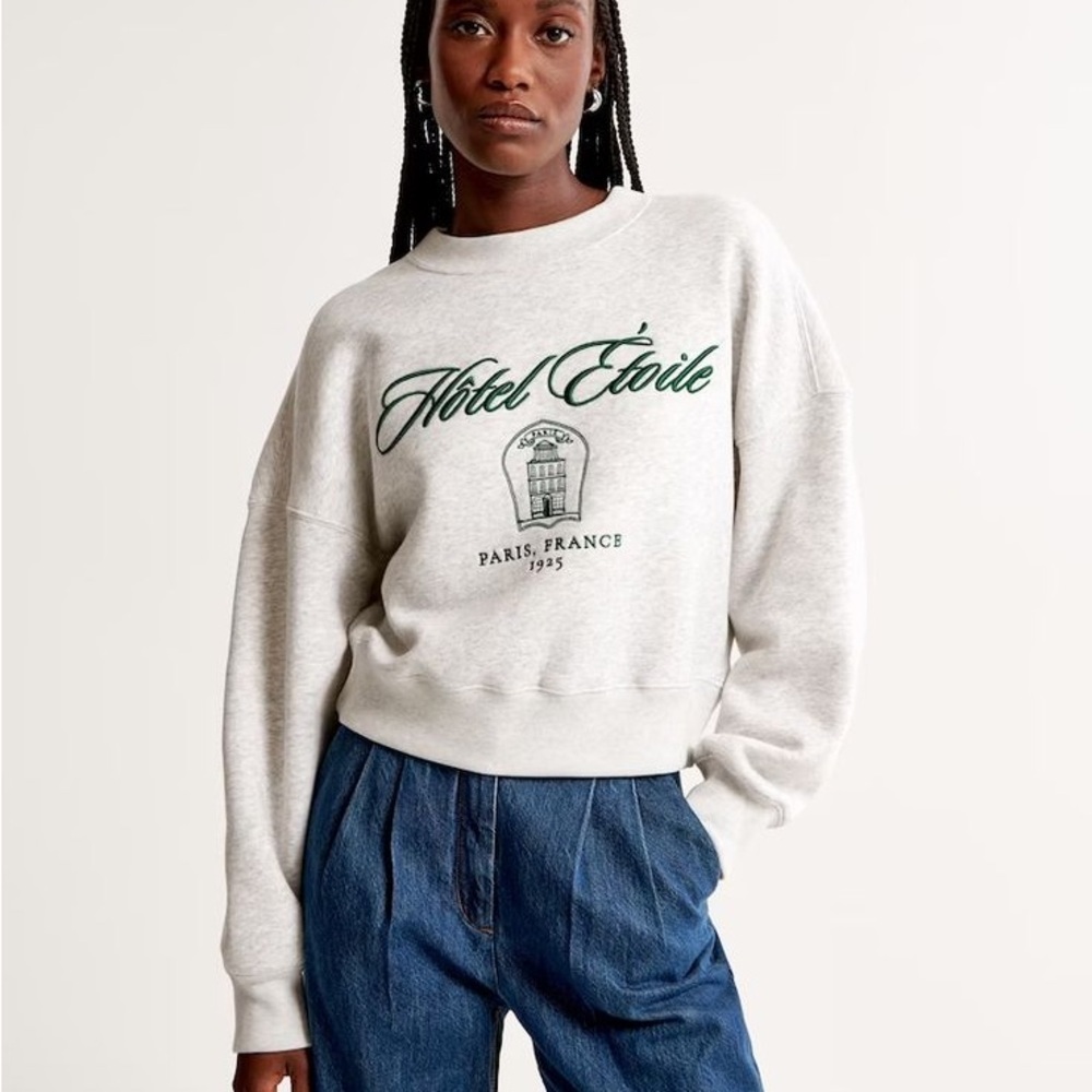 Abercrombie & Fitch "Hotel Etoile" Graphic Crewneck Sweatshirt | Size XL